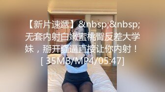 我在厕所洗澡然后出来就看见骚妻在给单男舔鸡巴了